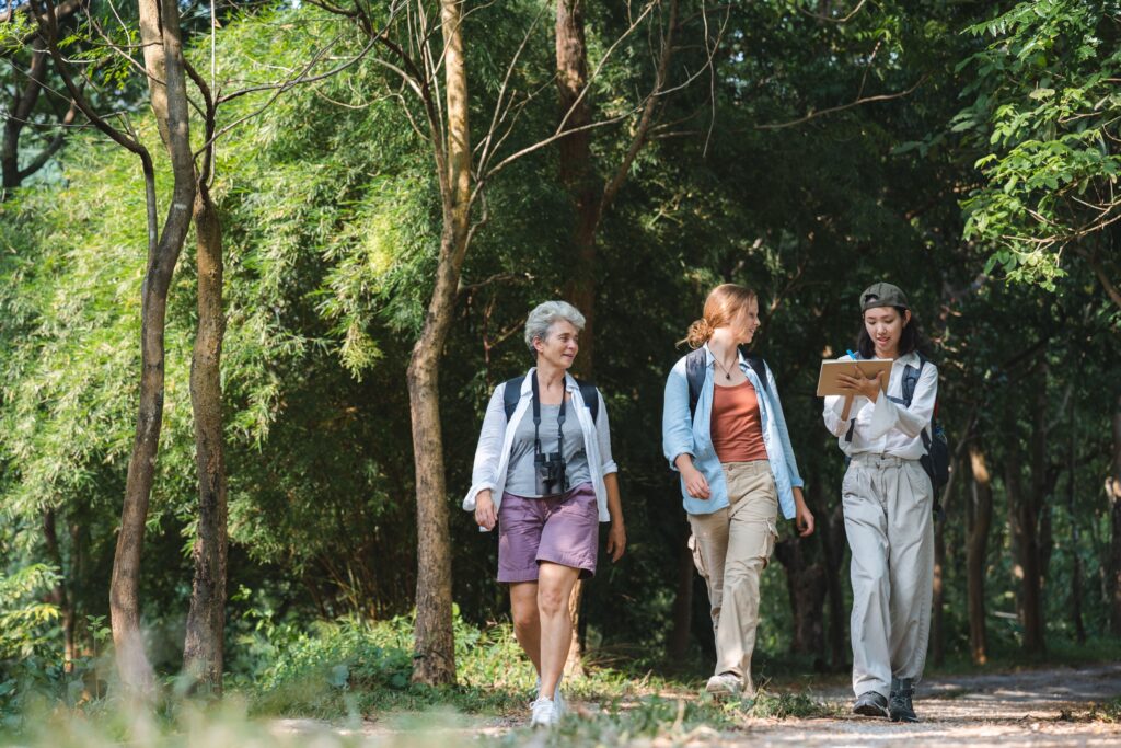 Groupe d'adultes faisant une course d'orientation à l'occasion d'un séminaire