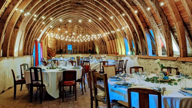 Charmante cérémonie de mariage dans une salle voutée