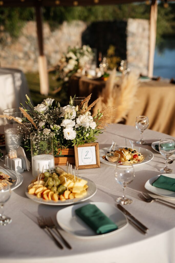 Table fleurie décorée pour un mariage coloré