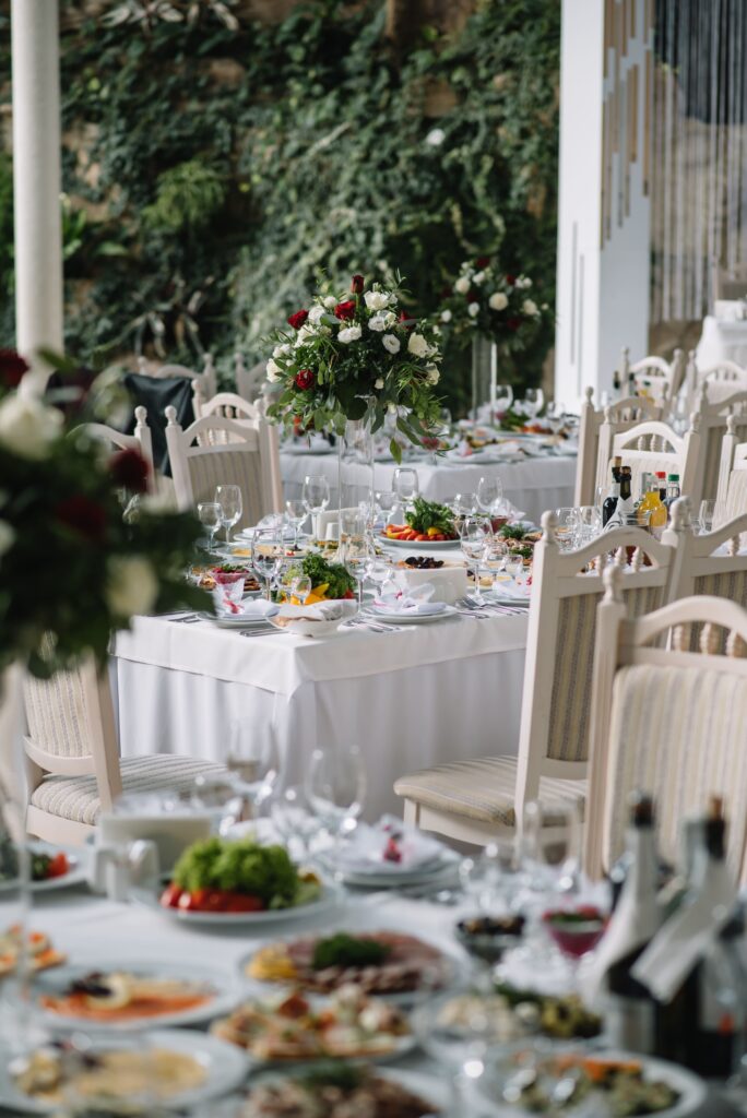 Salle fleurie décorée pour un mariage élégant